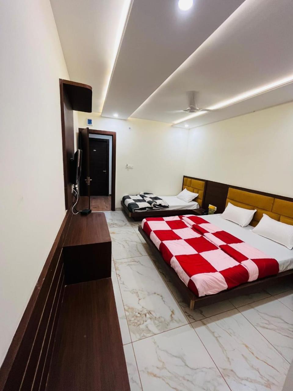Hotel Prakasham Уджайн Екстериор снимка