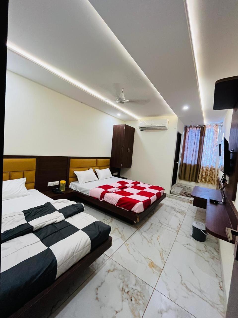 Hotel Prakasham Уджайн Екстериор снимка