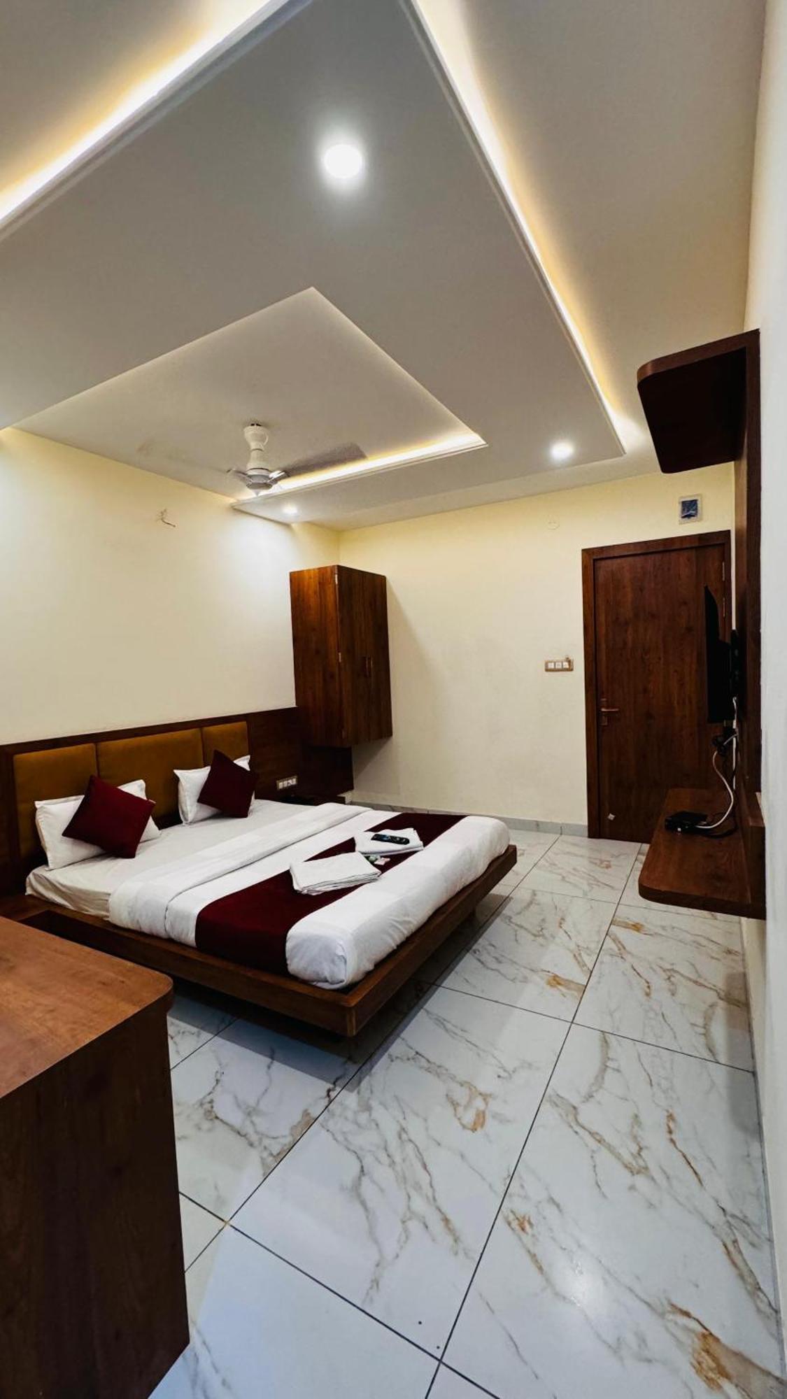Hotel Prakasham Уджайн Екстериор снимка