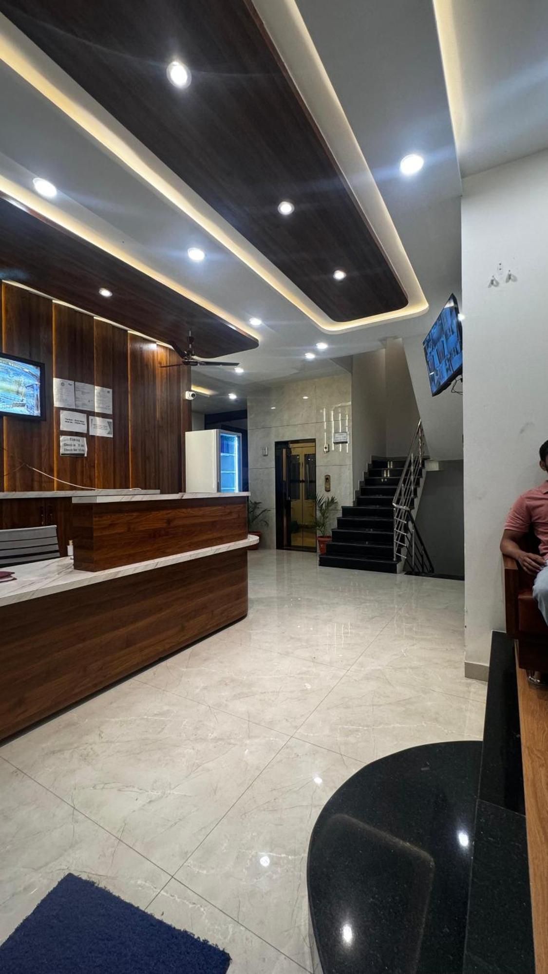 Hotel Prakasham Уджайн Екстериор снимка