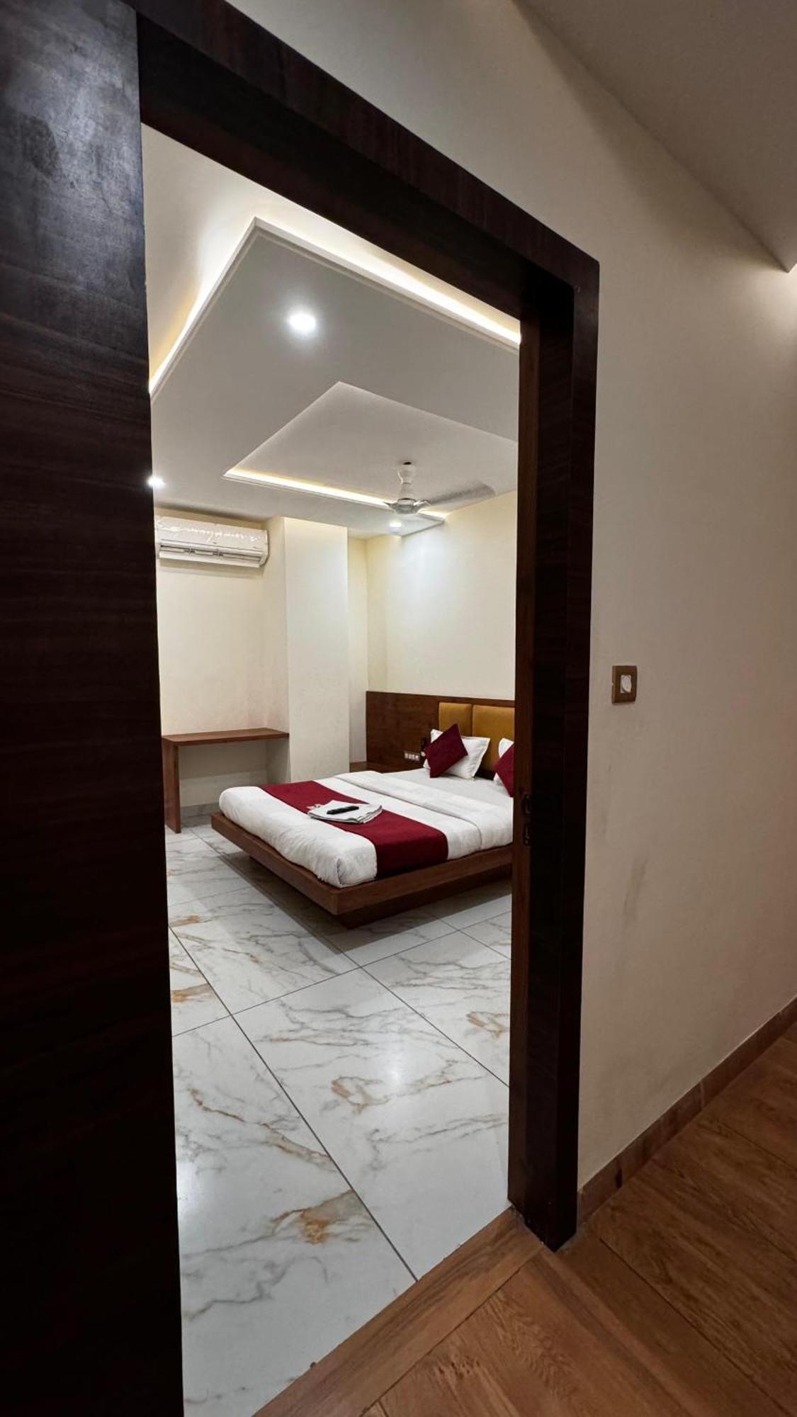 Hotel Prakasham Уджайн Екстериор снимка