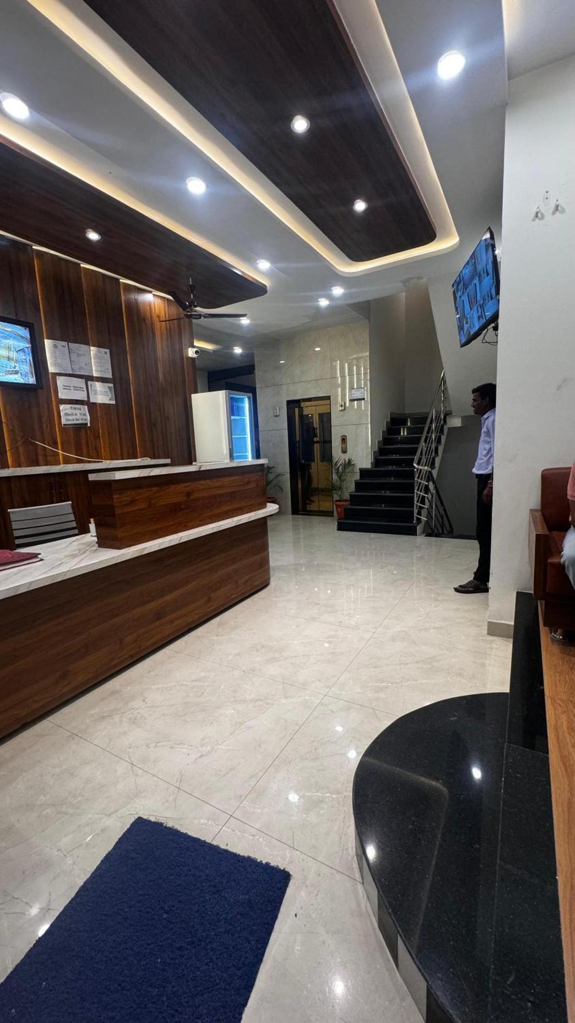 Hotel Prakasham Уджайн Екстериор снимка