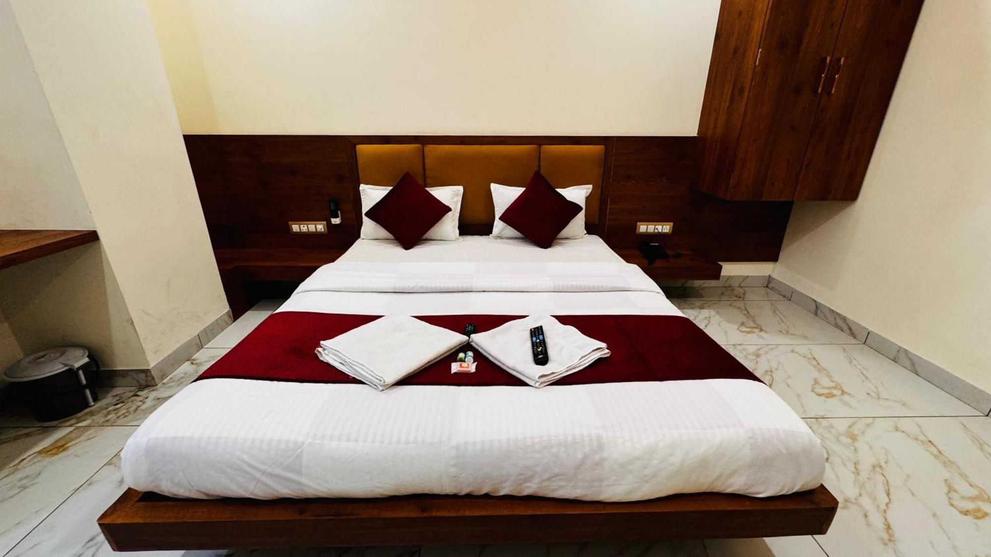 Hotel Prakasham Уджайн Екстериор снимка