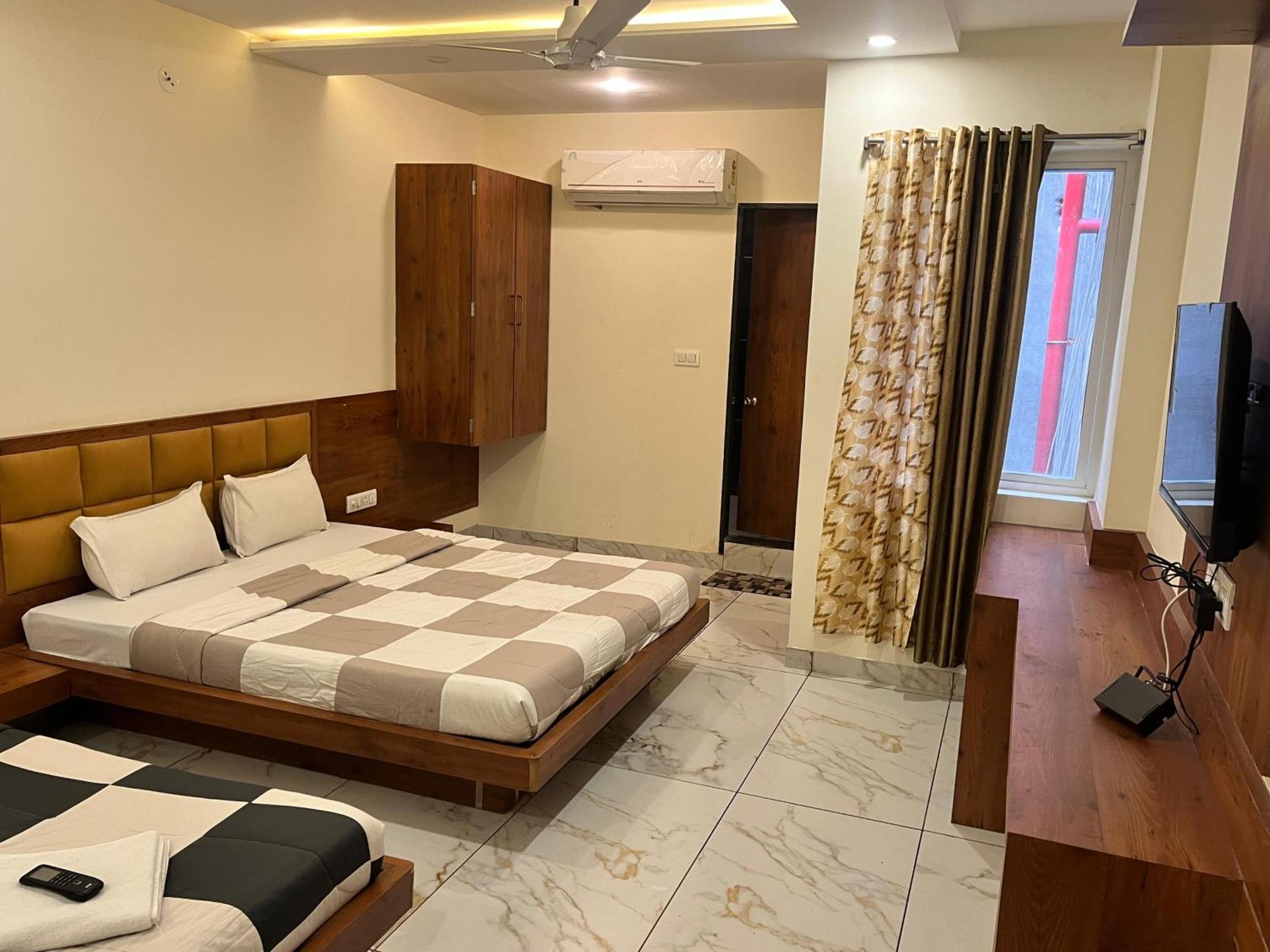 Hotel Prakasham Уджайн Екстериор снимка