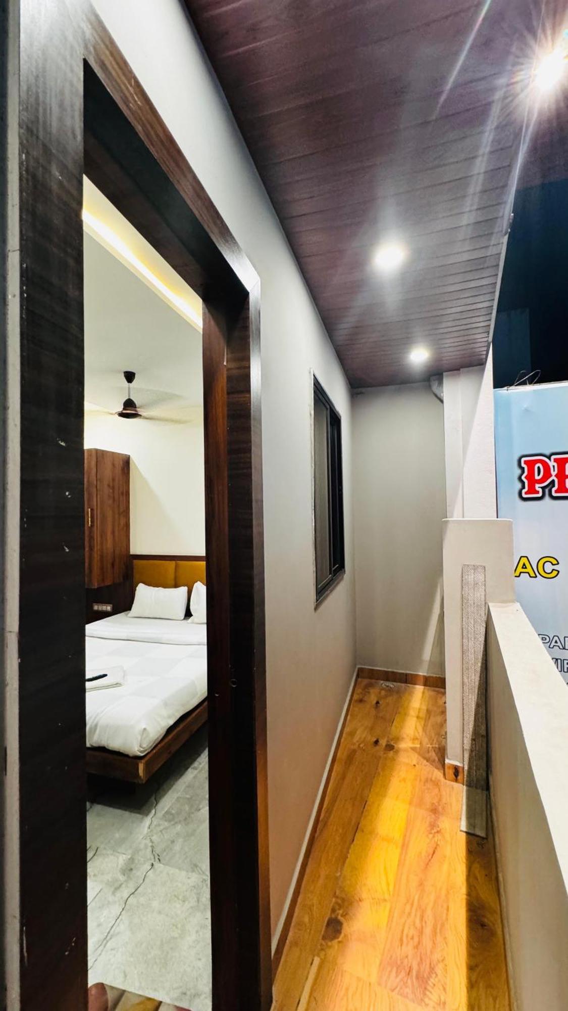 Hotel Prakasham Уджайн Екстериор снимка