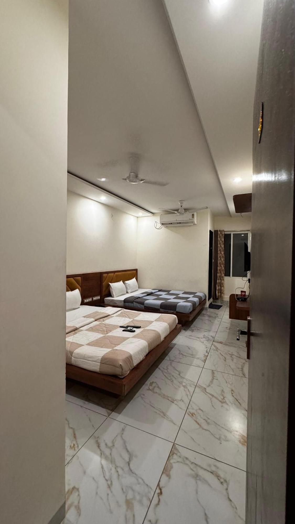 Hotel Prakasham Уджайн Екстериор снимка