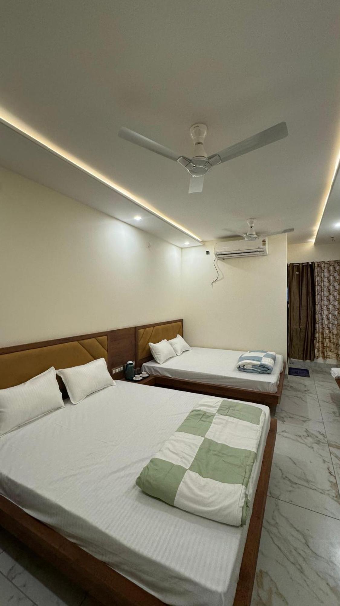 Hotel Prakasham Уджайн Екстериор снимка