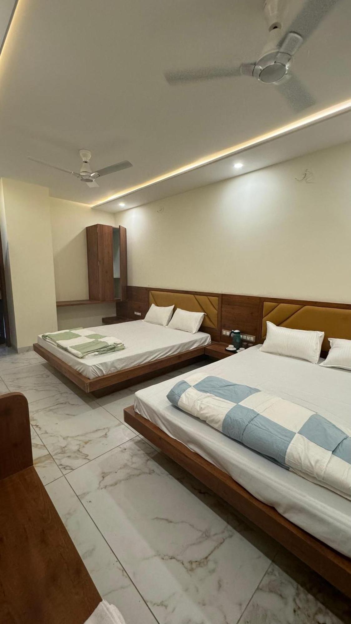 Hotel Prakasham Уджайн Екстериор снимка
