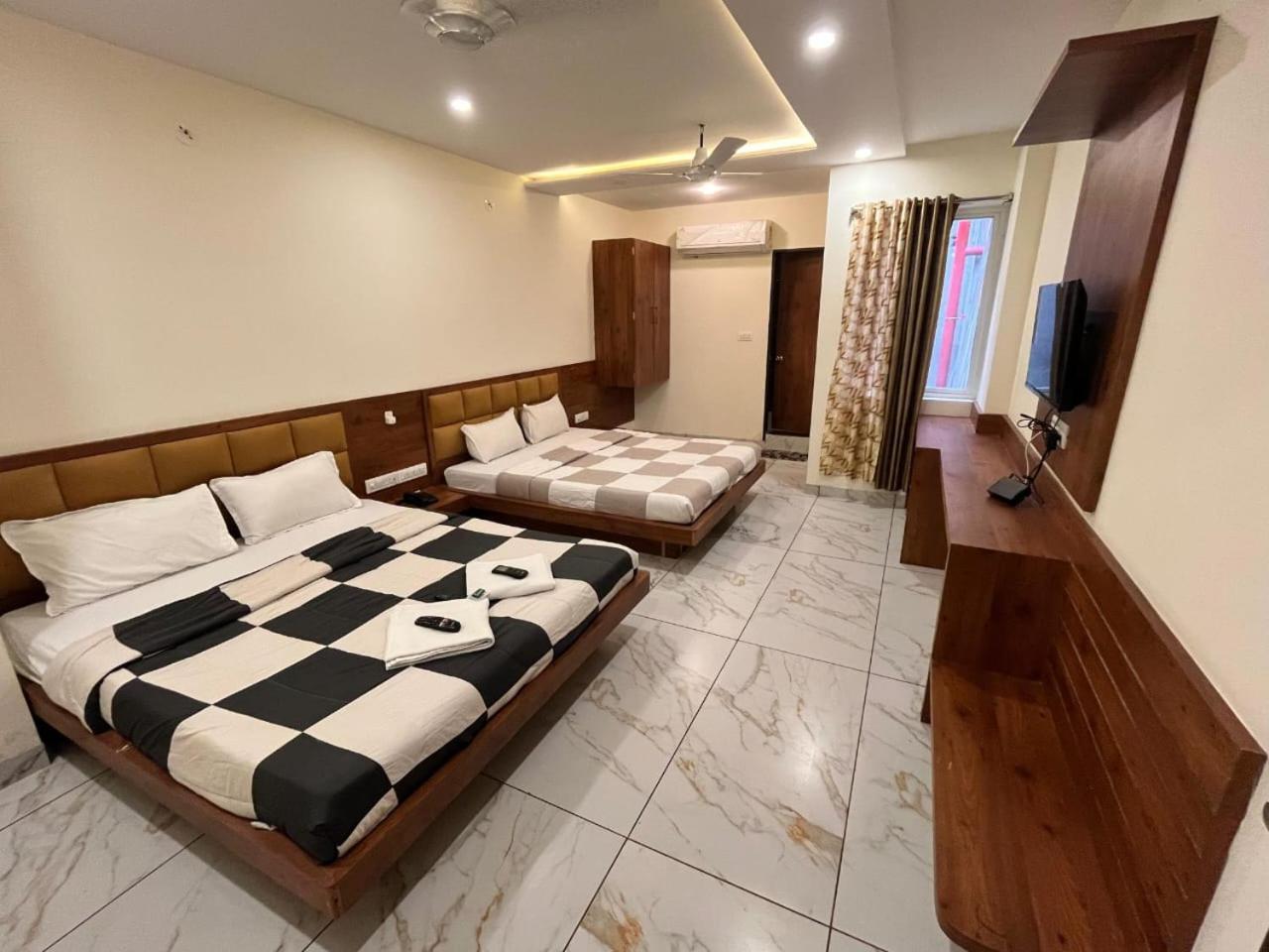 Hotel Prakasham Уджайн Екстериор снимка