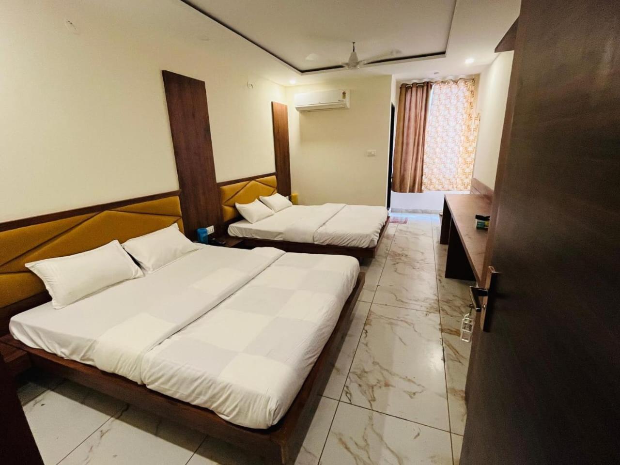 Hotel Prakasham Уджайн Екстериор снимка