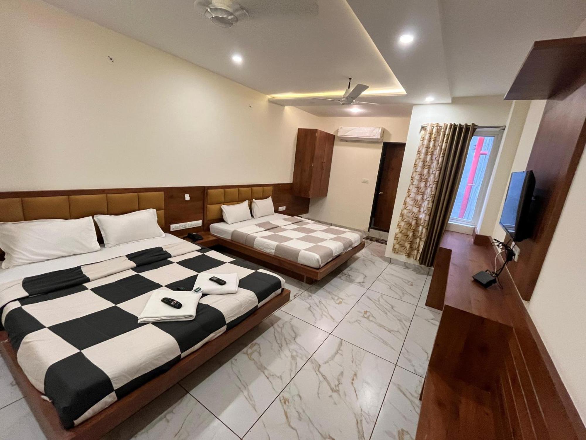 Hotel Prakasham Уджайн Екстериор снимка