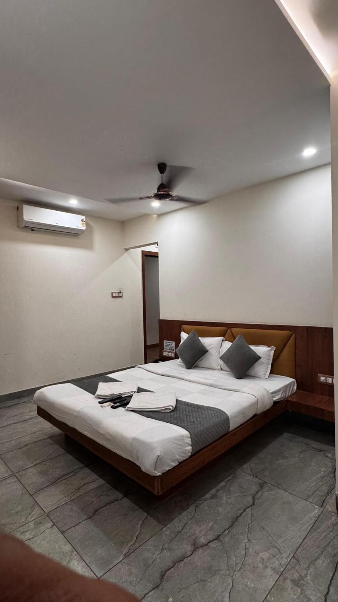 Hotel Prakasham Уджайн Екстериор снимка