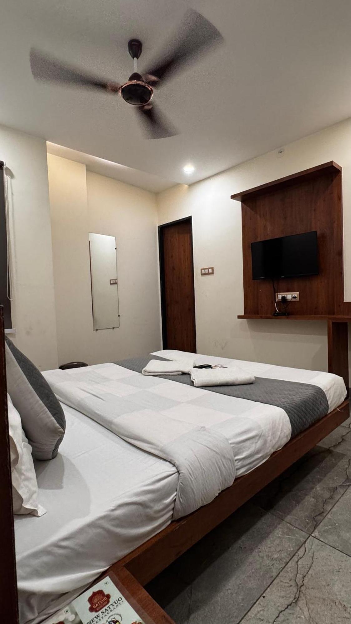 Hotel Prakasham Уджайн Екстериор снимка